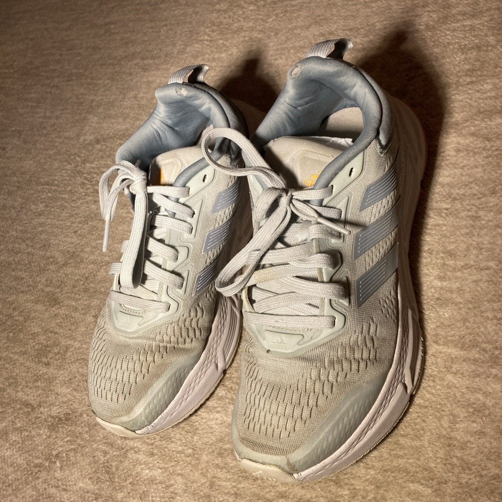 Adidas Questar Women's Size 8 GZ0617 Gray Lace Up Low Top Athletic Sneaker